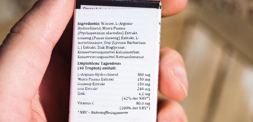 Die Liste der Inhaltsstoffe fotografiert.